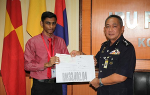 Penyerahan cek oleh En. Prem Kumar kepada Timbalan Ketua Polis Perak